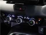 【オートエアコン】温度を設定すれば自動で快適な車内温度を保ちます。エアコン内部の高性能脱臭フィルターで車内のアレルゲンや花粉を除去。