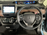 【ハンドル】運転にかかわる様々な操作を安全に行えるように視点移動が少なく操作性に配慮されたスイッチ類が凝縮されたコックピットです。