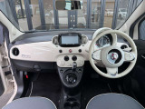 シンプルな車内空間になります。