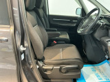 運転席は、大きな座面と包み込むような背もたれがドライバーの身体全体をしっかり支えます。上質なシート素材と座り心地のよいクッションを採用し、長時間の運転やコーナーの多い道も快適です。