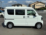 スライドドアですので狭い駐車場などでも乗り降りや荷物の出し入れがしやすくなっています。