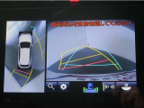 パノラミックビューモニター付きです。車両を上から見た様な映像を画面に表示。運転席からの目視だけでは見にくい、車両周辺の状況をリアルタイムでしっかり確認出来ます。