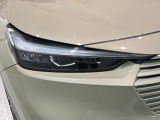 LEDヘッドライトは、点灯の瞬間から最大光量を発揮し、突然暗くなるトンネルなどでの安定感を高めます。