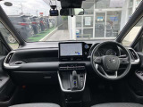 【運転席・インパネまわり】ハンドル・シート・フロアーなど隅々までプロによるクリーニング済み☆彡キレイな車内でドライブが一層快適にお楽しみいただけます!!