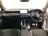 車内は光触媒抗菌消臭施工済です。インパネ周りはスタイリッシュなデザインで機能や装備も充実しています。グローブボックスやカップホルダーのほかにトレーなどたくさんの収納スペースが付いています。