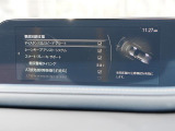 こちらのお車には先進安全装備が多数搭載されています。衝突被害を回避あるいは軽減するためのブレーキや、後方死角からの接近警報、車線逸脱を防止する警報装置など、詳しくはスタッフまでお尋ねください。