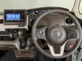 【ハンドル】運転にかかわる様々な操作を安全に行えるように視点移動が少なく操作性に配慮されたスイッチ類が凝縮されたコックピットです。