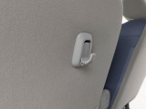 運転席と助手席の背面についたフックに荷物をサッと掛けられます。