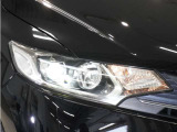 【LEDヘッドライト】省電力で、明るく遠くまで照らし、夜道や雨天などの走行の際、安心感を高めます。オートライト機構で周囲の明るさを感知し、自動で点灯、消灯します。