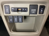 前席の左右別々のシートヒータースイッチが付いています。HiとLoの2段階で温度設定ができます。スイッチの間にはアクセサリーソケットとETCがついており、高速道路の料金所の通過も楽々です!。