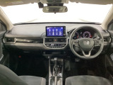 車内は光触媒抗菌消臭施工済です。スタイリッシュなデザインでスポーティなインパネ周りを演出します。グローブボックスやカップホルダーのほかにトレーなどたくさんの収納スペースが付いています。