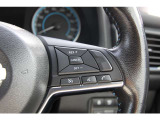 各種のコントロールスイッチが内蔵され、運転に集中できるステアリング。革巻き素材と造形が手にしっくり馴染みます。