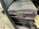 【シートレバー】「あともう少し高く」を叶えてくれるレバー。視点を変えるだけで、狭い道での車両感覚もグッと掴みやすくなる。運転席に座ったら、まず自分仕様に合わせたい必須機能です。
