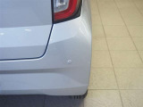 コーナーセンサーを車の前後に装備。障害物までの距離に応じて警告音を変えてお知らせ。縦列駐車時や駐車場・車庫などでの取り回しをサポートします。詳細は販売店スタッフまでおたずねください。