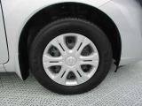 日産純正のホイールキャップが装着されてます。