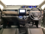車内は光触媒抗菌消臭施工済です。スタイリッシュなデザインで暖かみのあるインパネ周りを演出します。グローブボックスやカップホルダーのほかにトレーなどたくさんの収納スペースが装備されています。