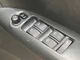 【電動格納ミラー】サイドミラーは電動格納式となっており、狭い駐車場でもキズがつくリスクを抑えられます。