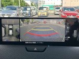 360&deg;ビューモニターでは、両サイドとフロント、バックカメラの合成で、あたかも上空から見下ろした様に周囲を確認して頂けます。駐車場だけでなく、T字路等でも活躍のアイテムです!