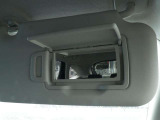 運転席側のサンバイザーにはバニティーミラーを装備しております♪