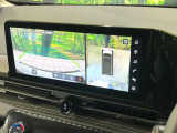 【アラウンドビューモニター】専用のカメラにより、上から見下ろしたような視点で360度クルマの周囲を確認することができます☆死角部分も確認しやすく、狭い場所での切り返しや駐車もスムーズに行えます。
