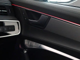 シートの高さ、前後、角度、リクライニング機能の電動調整可能。運転席とドアミラーなどのポジションを記憶し、ボタン操作だけでセットされたポジションを自動的に再現する2プリセット分のメモリー機能が付きます