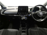 運転席・助手席を入れたインストルメントパネル全体画像です。