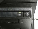 オートマチックハイビーム装備です。先行車や対向車のライトを認識し、ハイビームとロービームを自動で切り替える機能です。夜道の視界を確保します。詳細は販売店スタッフまでおたずねください。