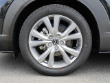 18インチ純正アルミホイールを装備。タイヤサイズは215/55R18となります。