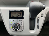 【エアコン】エアコンはオートエアコンとなっておりますので、あらかじめ好みの温度に設定しておけば自動的に風量を調節してくれます。自分でいちいち調節する手間が省けますね。