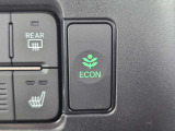 ワンタッチで省燃費走行をサポートするECONスイッチを装備。