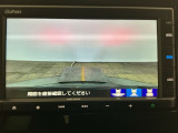 【バックカメラ】運転が苦手な方も車庫入れラクラクです!ギアをリバースに入れれば自動的に切り換わりますので、面倒な操作は不要です♪狭い駐車場もお車を傷つけず安心ですね!