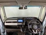 【前方視界】開放的な前方視界!運転がしやすく疲れにくいです♪窓が大きく、見通しがとっても良いおクルマですよ♪