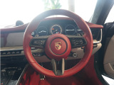 GTスポーツステアリングホイール (ヒーターおよびマットカーボンインレイ付きレザーリム) パワーステアリング プラス