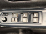 パワーウィンドは今や当たり前の機能ですが、無いと困る機能です。運転席からの操作で、全席の窓を振るオープンにしたり、フルクローズが可能です。