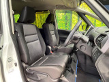 運転席まわりには十分なスペースがあり、大柄な方でもゆったり運転していただける環境です。