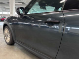 MINIのサイドミラーは、ボディと異なる色を選べる**個性的なミラーキャップ**が特徴です。伝統的な丸みを帯びた形状で愛嬌があり、ユニオンジャック柄など豊富なデザインで自分好みにカスタムできます。