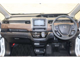 操作性に優れた運転席となります!小物入れや各ボタンの配置にこだわり、使いやすいです!座り心地もよく視認性も良好なのでロングドライブもお任せ下さい!