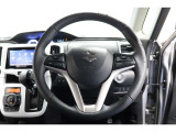 ドライバーを包み込むように、ディスプレーやスイッチ、コンソールを配置。座った瞬間から運転への期待や心地よさが伝わります。