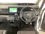 【ハンドル】運転にかかわる様々な操作を安全に行えるように視点移動が少なく操作性に配慮されたスイッチ類が凝縮されたコックピットです。