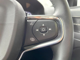 【ステアリングスイッチ】運転中、前方から目線をそらさずにオーディオ等の操作ができるよう、適切に配置されたスイッチ類。安心&快適なドライブを演出してくれる便利な機能です。