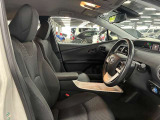 運転席の画像です。足元やシートまわりに余裕があり、リラックスした姿勢で運転が可能です。視界も良好で操作系へのアクセスもしやすく、快適で安心感のあるドライブをサポートします。