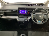 車内は光触媒抗菌消臭施工済です。スタイリッシュなデザインでスポーティなインパネ周りを演出します。グローブボックスやカップホルダーのほかにトレーなどたくさんの収納スペースが付いています。
