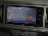 【バックカメラ】駐車時に後方がリアルタイム映像で確認できます。大型商業施設や立体駐車場での駐車時や、夜間のバック時に大活躍!運転スキルに関わらず、今や必須となった装備のひとつです!