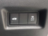 運転席からワンタッチでトランクを開けられるスイッチと、車両挙動安定装置(VDC)のオフスイッチを配置。シチュエーションに応じた操作がスムーズに行えます。