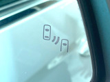 【ブラインドスポットモニター】走行中、ドアミラーの死角になりやすい箇所に後続車が接近するとサイドミラーのレンズに警告を表示!ドライバーに注意喚起をしてくれます。
