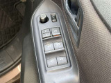 【パワーウィンドウ集中スイッチ】運転席のパワーウィンドスイッチ位置には運転以外の窓の開閉・ロック機能も付いています