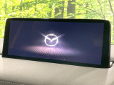 【10.25インチマツダコネクト】車内の雰囲気にマッチした大型ディスプレイ。スマホ接続でのナビ使用やBluetooth再生等、様々な機能が楽しめます。直感的なダイヤル操作が可能で、使い勝手も良好です。
