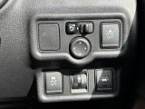 運転席右下のスイッチで各機能の切り替えや操作ができます。