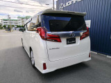 2.5L 2AR‐FEエンジンと自動無段変速機(Super CVT‐i)を組み合わせ、日常の街乗りや高速道路でのクルージングにおいて、十分なパワーと優れた静粛性、安定した乗り心地を備えています。