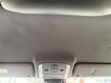 運転席側の室内ルーフには大きく目立つ傷や汚れはございません。